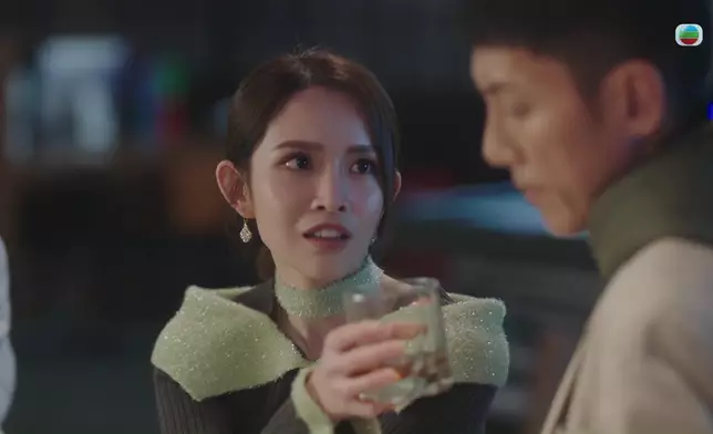 陳若思遞上印有自己紅唇的酒杯，張頴康老實不客氣攞嚟飲。