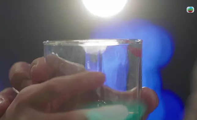 陳若思遞上印有自己紅唇的酒杯，張頴康老實不客氣攞嚟飲。