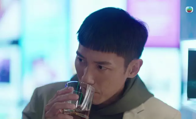陳若思遞上印有自己紅唇的酒杯，張頴康老實不客氣攞嚟飲。