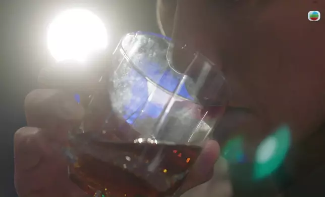 陳若思遞上印有自己紅唇的酒杯，張頴康老實不客氣攞嚟飲。