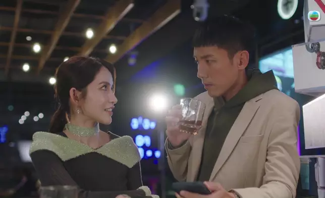 陳若思遞上印有自己紅唇的酒杯，張頴康老實不客氣攞嚟飲。