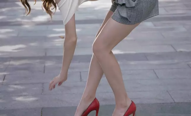 賴慰玲喺劇集《非常檢控觀》中，無論演技抑或晒長腿絕妙招式都成為熱話。