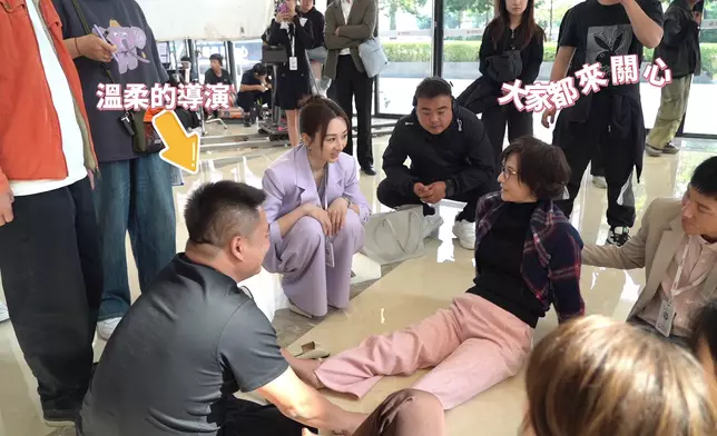 林漪娸攰到雙腳抽筋，導演即上前為她按摩。