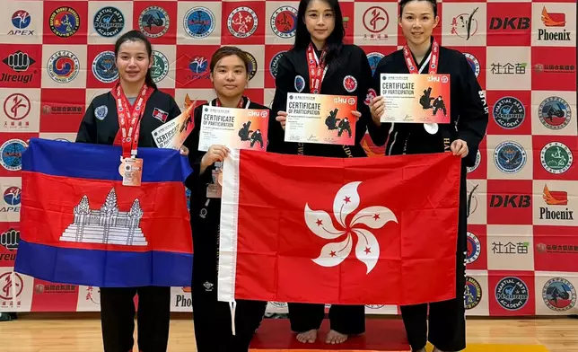 最終曾琬莎成功勇奪女子武器套路長棍及雙節棍兩面金牌。