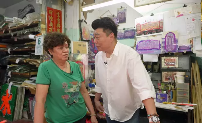 蘭姐小學畢業後開始學整花牌。