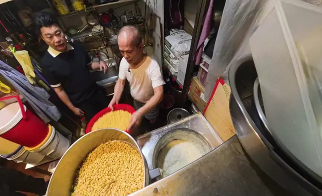 老闆劉生每日堅持新鮮磨豆漿。