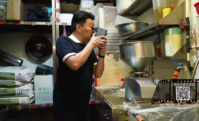 祥師兄走進店內參觀。