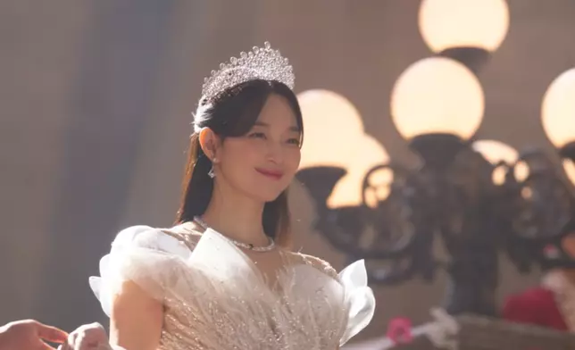 申敏兒以不同華麗造型亮相。Disney+提供圖片