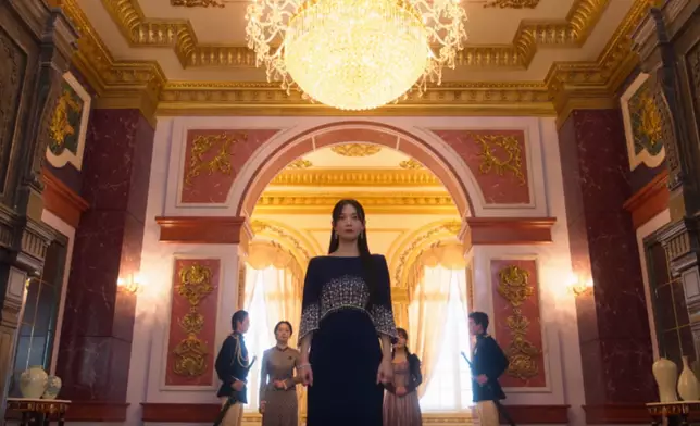 申敏兒以不同華麗造型亮相。Disney+提供圖片