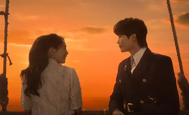 娜菲爾宣布要與敵國王子海因里再婚。Disney+提供圖片