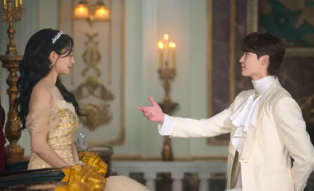 李鍾碩飾演風流倜儻的帥氣王子。Disney+提供圖片