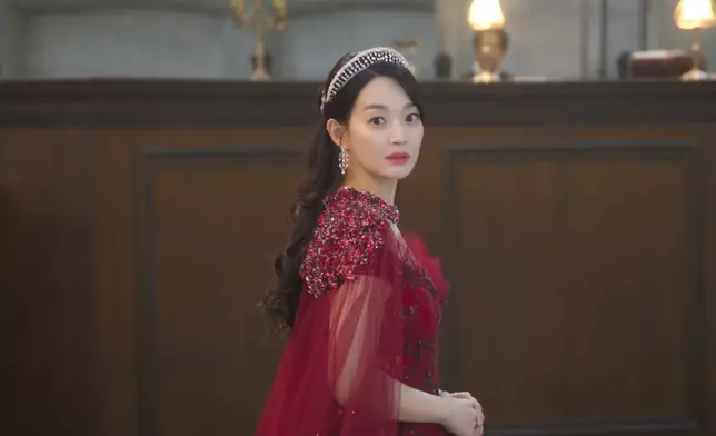 申敏兒以不同華麗造型亮相。Disney+提供圖片