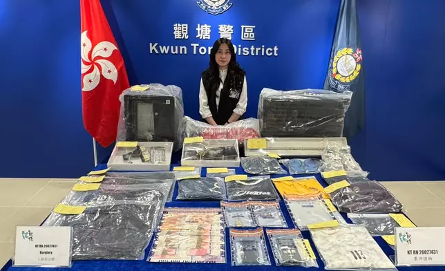 觀塘警區重案組第一隊督察黃凱瑩展示證物。