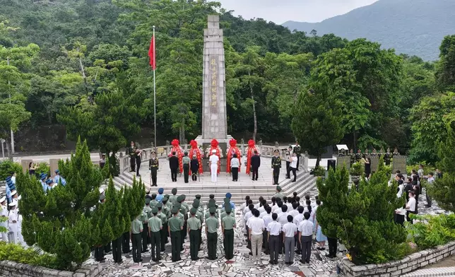 駐香港部隊官兵與香港社會各界代表星期日（8月30日）共同瞻仰斬竹灣等抗日英烈紀念碑。政府新聞網圖片