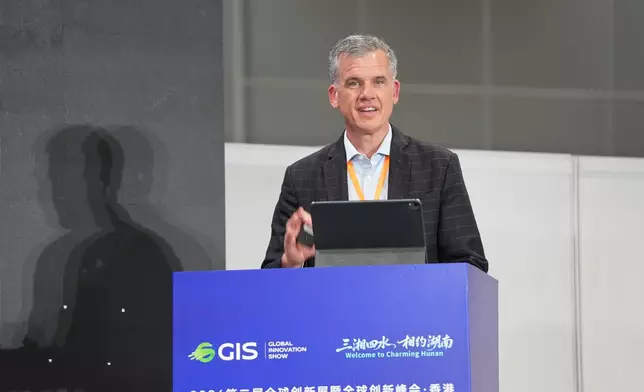 Jeremy Vince分享企業主動智能平台的應用。巴士的報記者攝