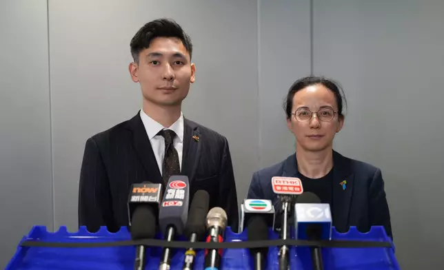 警方商業罪案調查科督察黃競輝（左）及保險業監管局法規執行部主管徐文儀（右）。