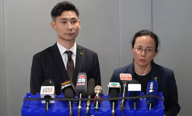 警方商業罪案調查科督察黃競輝（左）及保險業監管局法規執行部主管徐文儀（右）向傳媒簡報案情。