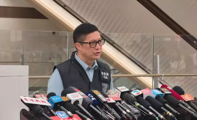 保安局局長鄧炳強會見傳媒。巴士的報記者攝