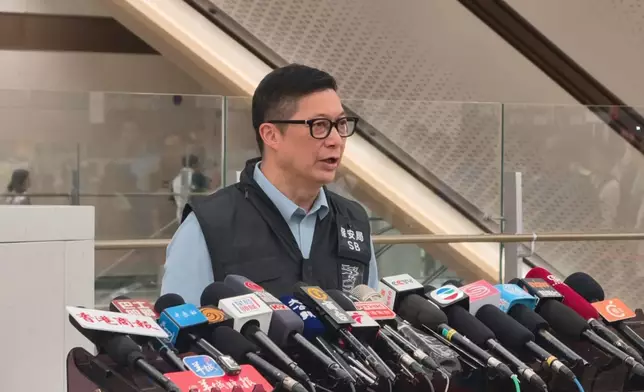 保安局局長鄧炳強會見傳媒。巴士的報記者攝