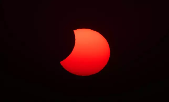 2026年8月12日周三，從西班牙中部貝爾蘭加德杜埃羅可見日全食期間月球移離太陽。(美聯社圖片/Bernat Armangue) AP圖片