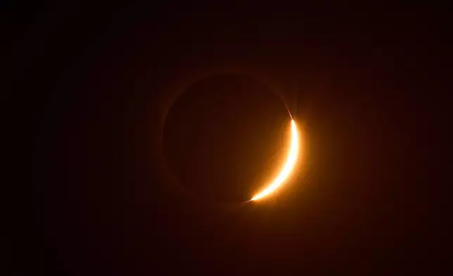 2026年8月12日周三，從西班牙中部貝爾蘭加德杜埃羅可見日全食期間月球移離太陽。(美聯社圖片/Bernat Armangue) AP圖片