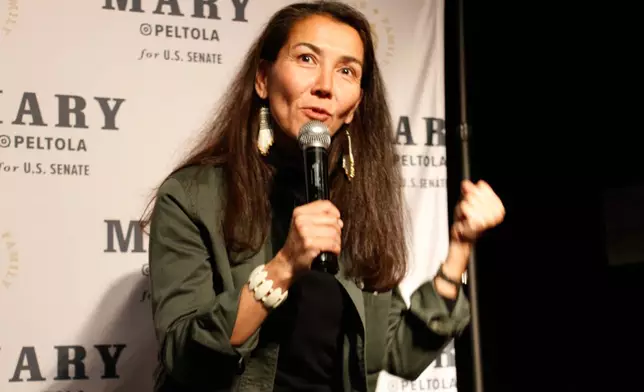 民主黨籍阿拉斯加州美國參議院議席候選人瑪麗佩爾托拉，周二（二零二六年八月十八日）在阿拉斯加安克拉治的一個選舉觀看派對上向支持者發表講話。(美聯社圖片/Mark Thiessen) AP圖片