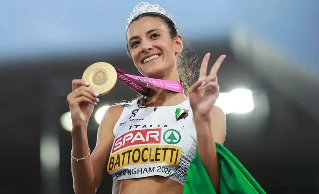 意大利選手娜迪亞·巴托克萊蒂在2026年8月14日周五，於英格蘭伯明翰舉行的歐洲田徑錦標賽女子1萬米決賽中奪冠後，手持金牌慶祝。(美聯社圖片/Morgan Harlow) AP圖片