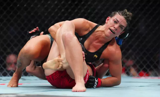 麥肯齊·德恩（上）在周六（2026年8月15日）費城舉行的UFC 330綜合格鬥賽事中，女子草量級冠軍戰對陣吉莉安·羅伯遜。(美聯社圖片/Derik Hamilton) AP圖片