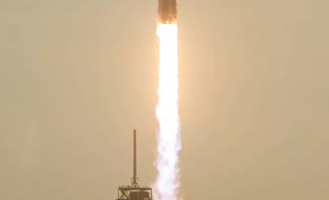 太空探索科技公司（SpaceX）的獵鷹重型火箭搭載羅曼太空望遠鏡，周日（2026年8月30日）在佛羅里達州卡納維拉爾角甘迺迪太空中心39A發射台升空。(美聯社圖片/John Raoux) AP圖片
