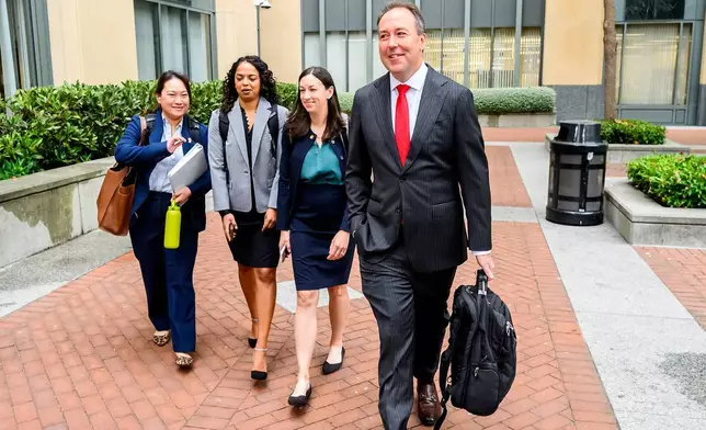 科羅拉多州檢察總長辦公室高級檢察官積遜·斯洛瑟伯（Jason Slothouber），周二（2026年8月18日）抵達加州奧克蘭的羅納德·V·德勒姆斯聯邦大樓及美國法院。（美聯社圖片/Noah Berger） AP圖片