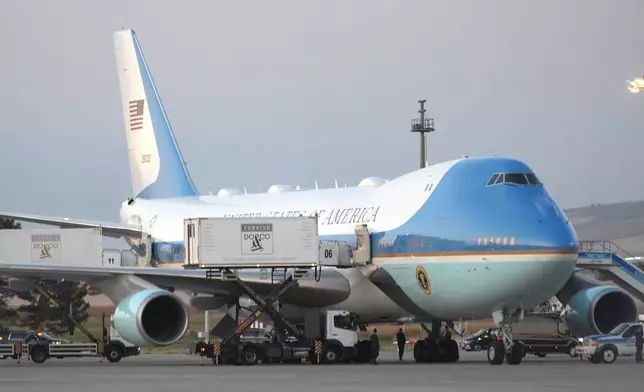 2026年7月8日周三，在土耳其安卡拉國際機場，美國總統特朗普的車隊抵達停機坪準備離開，多輛餐飲車停泊在「空軍一號」旁。他當時剛結束北約峰會。(美聯社圖片/Alex Brandon) AP圖片