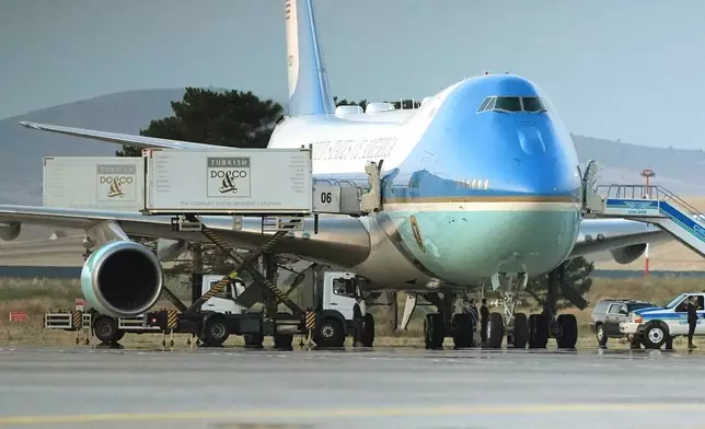 2026年7月8日周三，在土耳其安卡拉國際機場，美國總統特朗普的車隊抵達停機坪準備離開，多輛餐飲車停泊在「空軍一號」旁。他當時剛結束北約峰會。(美聯社圖片/Alex Brandon) AP圖片