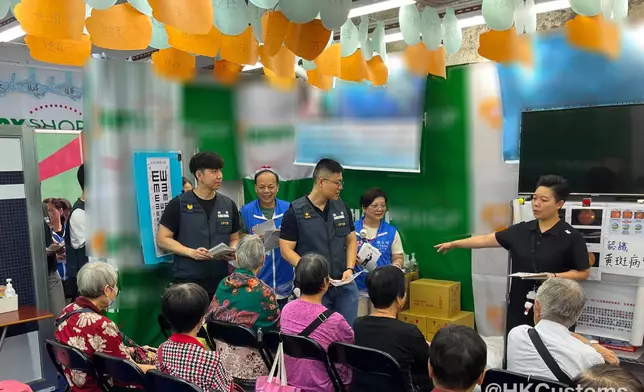 海關聯同旺角警區大角咀宣傳 提醒長者精明消費防陷阱