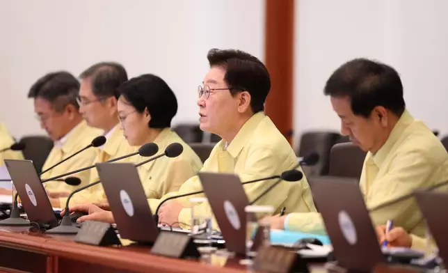 南韓總統李在明（右二）周二在南韓首爾總統府出席內閣會議時發言。(韓聯社圖片/美聯社) AP圖片