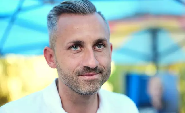 德國另類選擇黨（AfD）在薩克森-安哈爾特州選舉的首席候選人烏爾里希·西格蒙德，周四（2026年8月13日）在德國默澤爾舉行的黨內競選燒烤活動上向美聯社發言。（美聯社圖片/Markus Schreiber） AP圖片