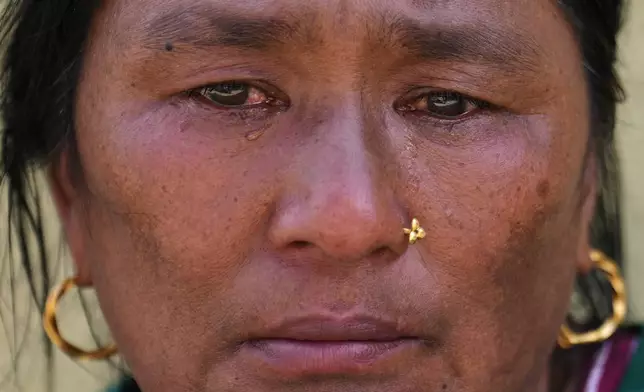 2026年8月28日周五，尼泊爾努瓦科特區山洪暴發後，孫瑪雅·塔芒在軍營外等候失蹤親屬的消息。(美聯社圖片/Rajesh Kumar Singh) AP圖片