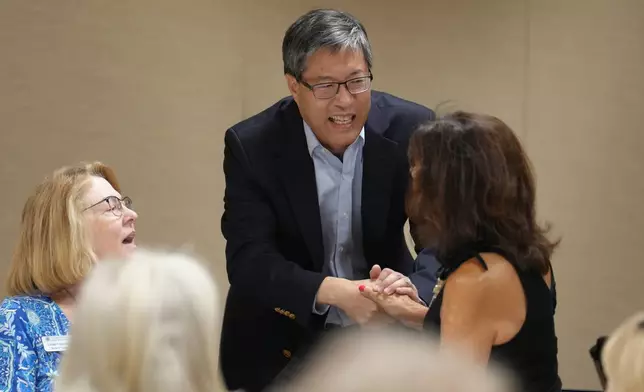 民主黨加州第六選區眾議院議席候選人潘恩，周四（2026年8月6日）在加州羅斯維爾一場競選活動上向民眾致意。(美聯社圖片/Rich Pedroncelli) AP圖片