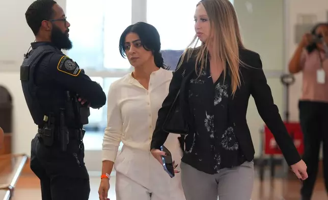 吉爾卡（中）周二（2026年8月25日）在達拉斯家事法庭的走廊上行走。(美聯社圖片/LM Otero) AP圖片