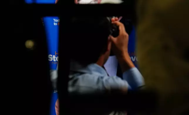 密歇根州民主黨眾議員海莉．史蒂文斯，在密歇根州參議院民主黨初選中競選，於麥迪遜高地美國水喉工會98號地方分會會堂的競選活動上發言。攝於2026年8月2日周日。(美聯社圖片/Julia Demaree Nikhinson) AP圖片