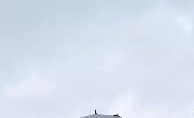 總統特朗普在馬里蘭州安德魯斯聯合基地步出空軍一號時撐傘，返回華盛頓。攝於2026年8月2日周日。(美聯社圖片/Jacquelyn Martin) AP圖片