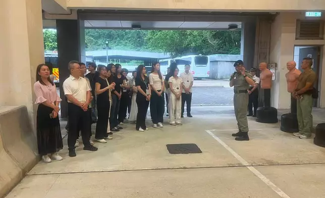 內地港生研學團訪警察學院 23人體驗訓練裝備