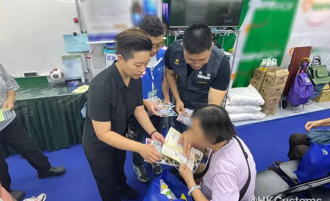 海關聯同旺角警區大角咀宣傳 提醒長者精明消費防陷阱