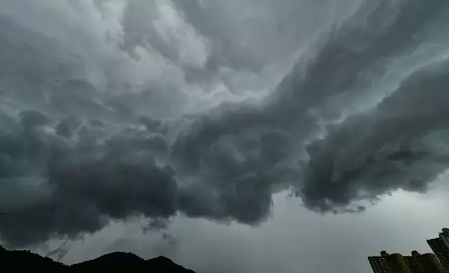 市民捕捉罕見弧狀雲 天文台解構暴風雨前兆