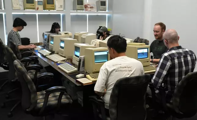 與會者2026年8月2日周日於加州山景城舊電腦節上，操作1980年代的蘋果Macintosh電腦。 (美聯社圖片/Terry Chea) AP圖片