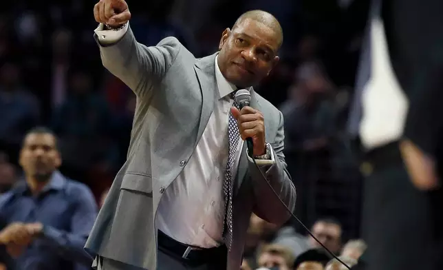 檔案圖片：2019年2月25日，洛杉磯，NBA籃球賽下半場，洛杉磯快艇隊主教練里弗斯在比賽剩下9.4秒時暫停比賽，向達拉斯獨行俠隊前鋒德克·諾維茨基致敬。(美聯社圖片/Alex Gallardo) AP圖片