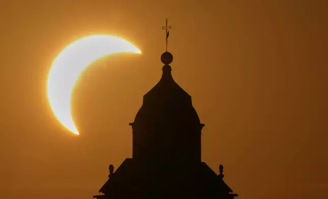 2026年8月12日周三，意大利北部帕維亞附近維迪古爾福，聖母瑪利亞教堂上空出現日食。(美聯社圖片/Antonio Calanni) AP圖片