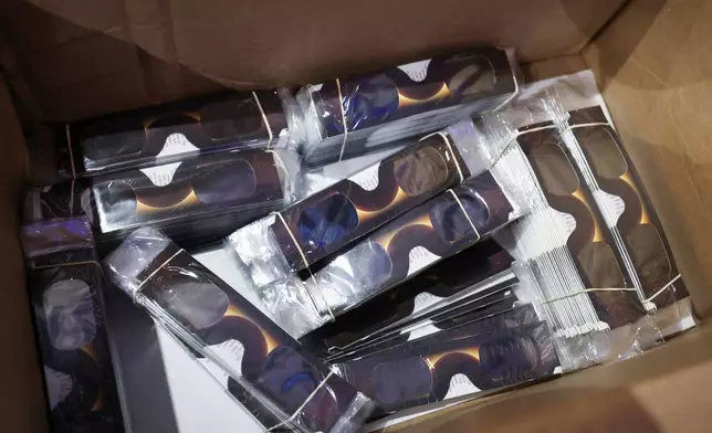 二零二六年八月十二日周三，德國漢堡天文館內，用於觀看太陽的特製防護眼鏡存放在紙箱中。(美聯社圖片/Christian Charisius/dpa) AP圖片