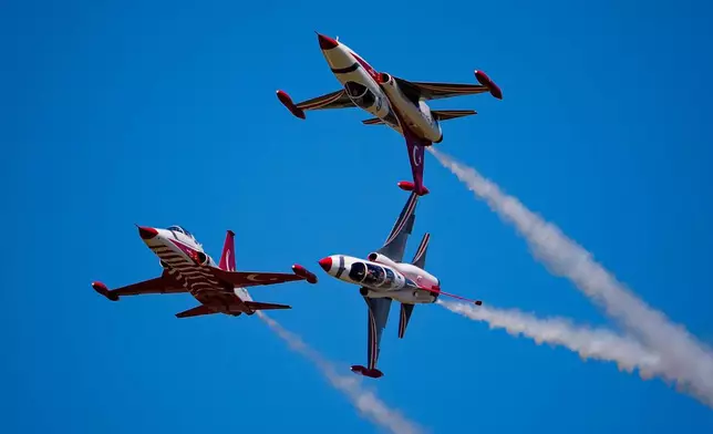 土耳其空軍特技飛行表演隊「土耳其之星」在羅馬尼亞布加勒斯特國際航空展首日表演。攝於2026年8月28日周五。(美聯社圖片/Andreea Alexandru) AP圖片