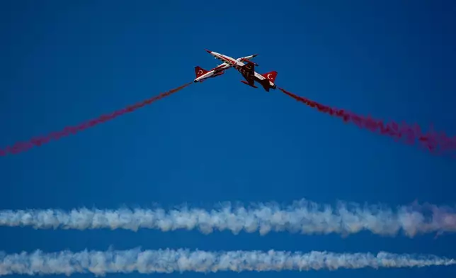 土耳其空軍特技飛行表演隊「土耳其之星」在羅馬尼亞布加勒斯特國際航空展上表演。攝於2026年8月29日周六。(美聯社圖片/Andreea Alexandru) AP圖片