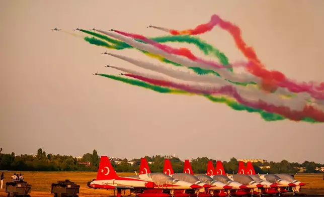 意大利空軍特技飛行表演隊「三色箭」在羅馬尼亞布加勒斯特國際航空展上表演。攝於2026年8月29日周六。(美聯社圖片/Vadim Ghirda) AP圖片